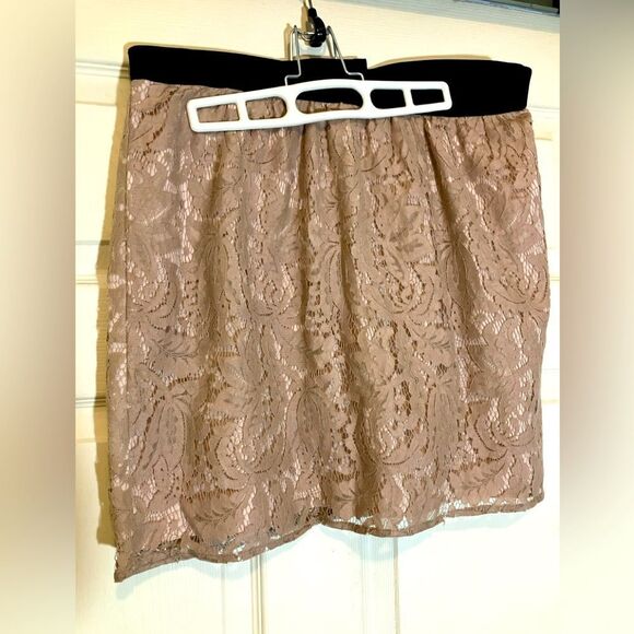 LOFT Dresses & Skirts - Loft lace with liner skirt, mini, size 8, excellent condition